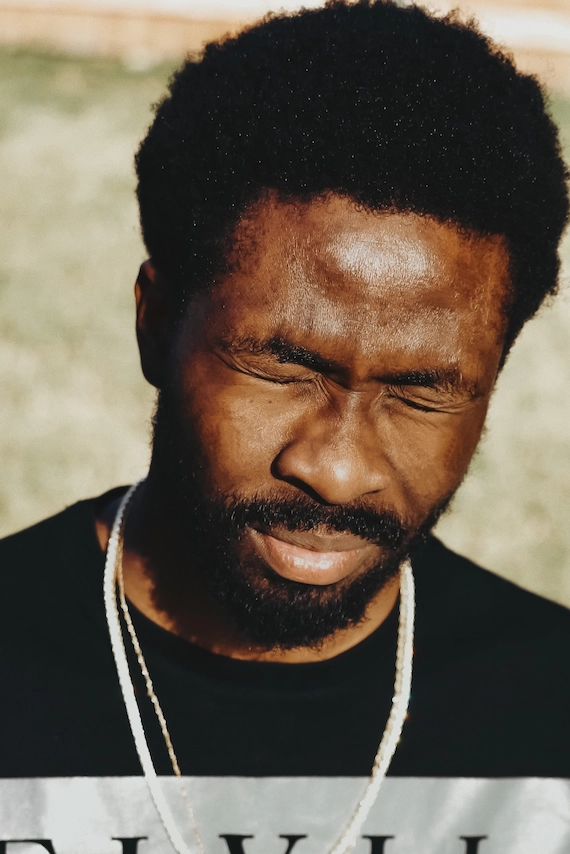 portrait d'un homme qui a les yeux fermés